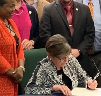 
Sen. Oletha Faust-Goudeau introduced a bill to enable Kansas voters to vote at any Kansas polling location, regardless of their address. Surrounded by Oletha's bipartisan co-sponsors, Gov. Kelly signs Oletha's bill into law -- fundamentally simplifying voting for everyone in Kansas.
