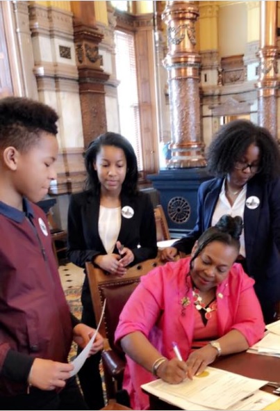 
Senator Faust-Goudeau hosts students interested in government.

